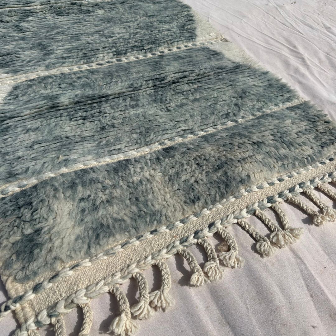Samfna - Tapis de Couloir Beni Ouarain Gris Sauge aux Carreaux Hexagonaux Empiles sur Fond Creme - Tapis Berbere Tisse Main | 85x304 cm