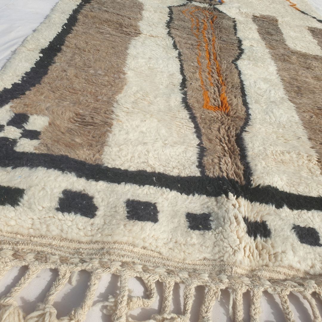 Mitahi - Tapis Beni Ouarain Pictural avec Figure, Tours et Bordure Damier - Tapis Berbere Tisse Main | 158x240 cm