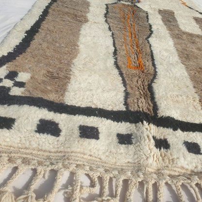 Mitahi - Tapis Beni Ouarain Pictural avec Figure, Tours et Bordure Damier - Tapis Berbere Tisse Main | 158x240 cm