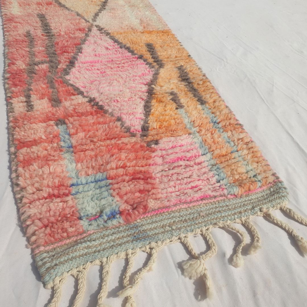Tafena - Tapis de Couloir Marocain Etroit Rose et Orange aux Motifs Losanges Gris et Couleurs Patchwork - Tapis Berbere Tisse Main | 64x291 cm