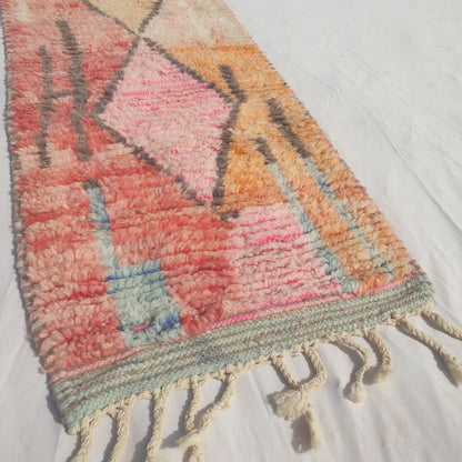 Tafena - Tapis de Couloir Marocain Etroit Rose et Orange aux Motifs Losanges Gris et Couleurs Patchwork - Tapis Berbere Tisse Main | 64x291 cm