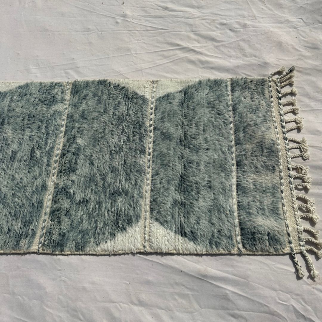 Samfna - Tapis de Couloir Beni Ouarain Gris Sauge aux Carreaux Hexagonaux Empiles sur Fond Creme - Tapis Berbere Tisse Main | 85x304 cm