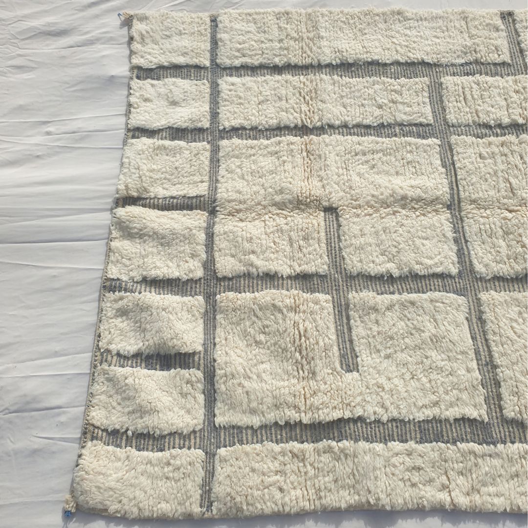 Kenaka - Beni Ourain Rug with Ivory Field and Irregular Gray Maze Line Pattern - Handwoven Berber Carpet | 6'11"x9'11" Ft | 211x303 cm