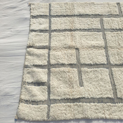 Kenaka - Beni Ourain Rug with Ivory Field and Irregular Gray Maze Line Pattern - Handwoven Berber Carpet | 6'11"x9'11" Ft | 211x303 cm