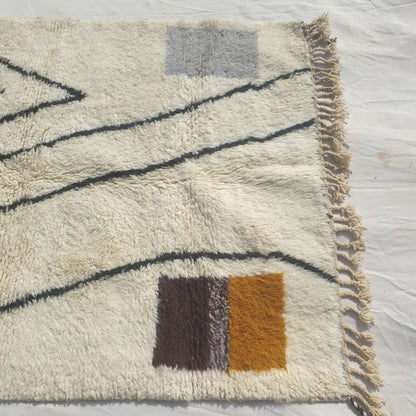 Farnana - Ivory Beni Ourain Rug with Sweeping Charcoal Lines and Colour Block Accents - Handwoven Berber Carpet | 5'2"x7'2" Ft | 156x220 cm
