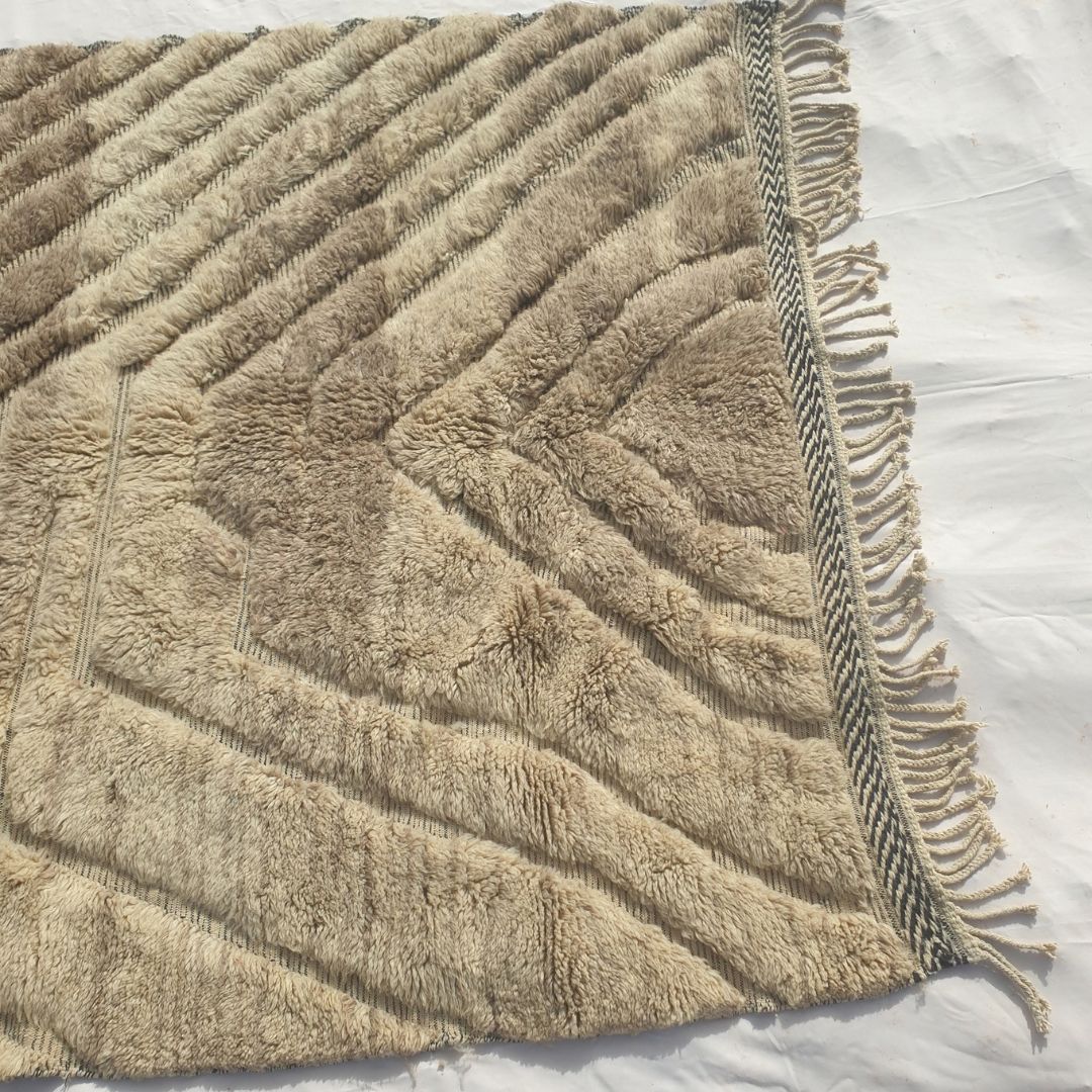 Stilma - Tapis Beni Ouarain Beige avec Motif Chevron Texture Rayonnant - Tapis Berbere Tisse Main | 215x300 cm