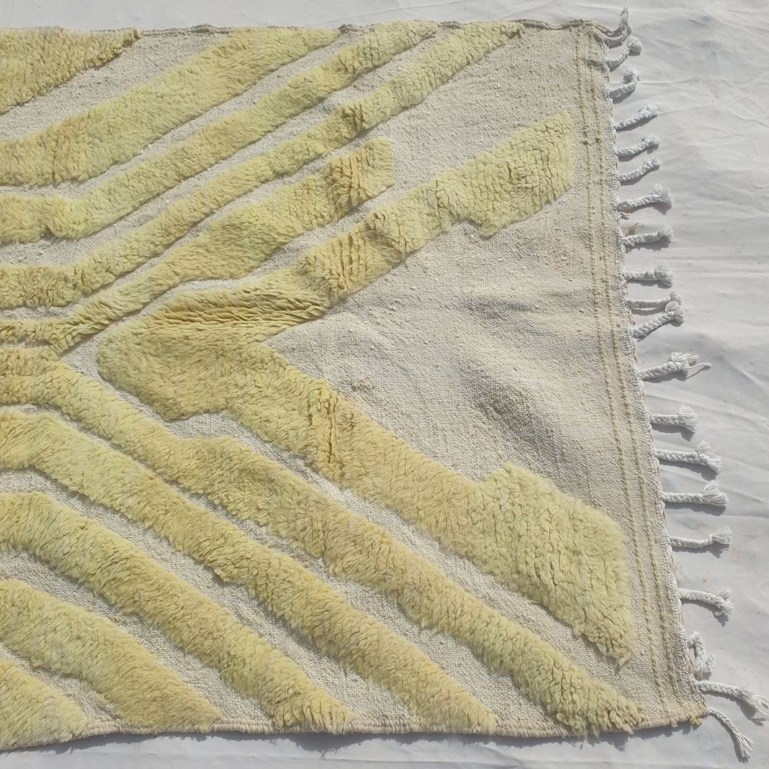 Tahadi - Tapis Beni Ouarain Ombre Vert Jaune au Poil Chevron en Relief sur Fond Creme - Tapis Berbere Tisse Main | 160x232 cm