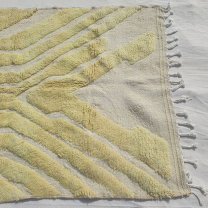 Tahadi - Tapis Beni Ouarain Ombre Vert Jaune au Poil Chevron en Relief sur Fond Creme - Tapis Berbere Tisse Main | 160x232 cm
