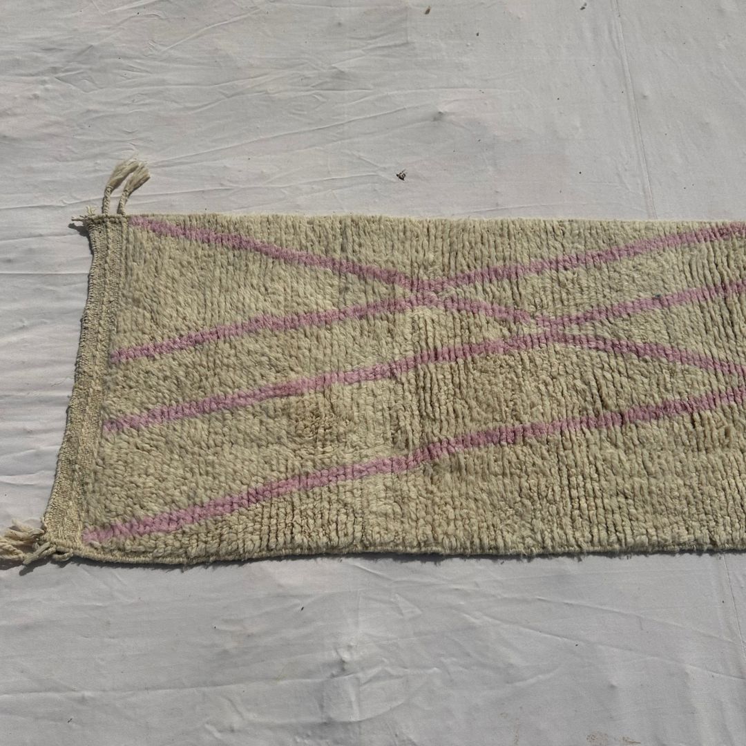 Tabaha - Cream Beni Ourain Runner Rug with Fine Pink Diamond Lattice Lines - Handwoven Berber Carpet | 2'5"x9'5" Ft | 75x287 cm