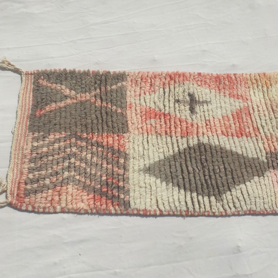 Tafena - Tapis de Couloir Marocain Etroit Rose et Orange aux Motifs Losanges Gris et Couleurs Patchwork - Tapis Berbere Tisse Main | 64x291 cm
