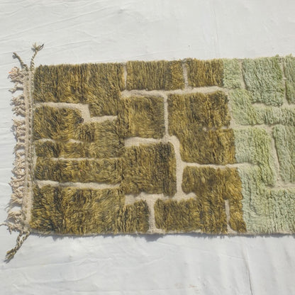 Tomania - Tapis de Couloir Beni Ouarain Vert Olive a la Mosaique de Briques - Tapis Berbere Tisse Main | 84x275 cm