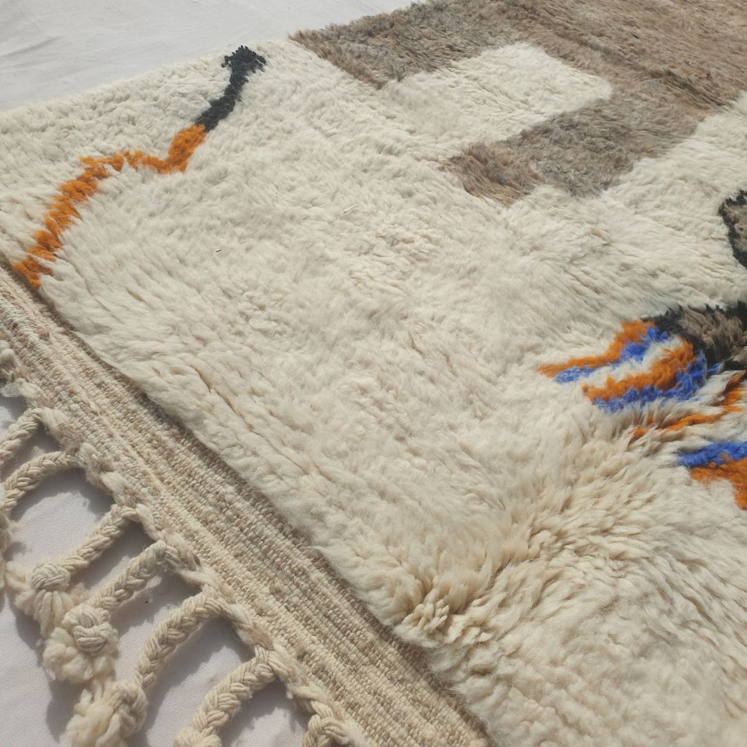 Mitahi - Tapis Beni Ouarain Pictural avec Figure, Tours et Bordure Damier - Tapis Berbere Tisse Main | 158x240 cm