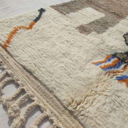 Mitahi - Tapis Beni Ouarain Pictural avec Figure, Tours et Bordure Damier - Tapis Berbere Tisse Main | 158x240 cm