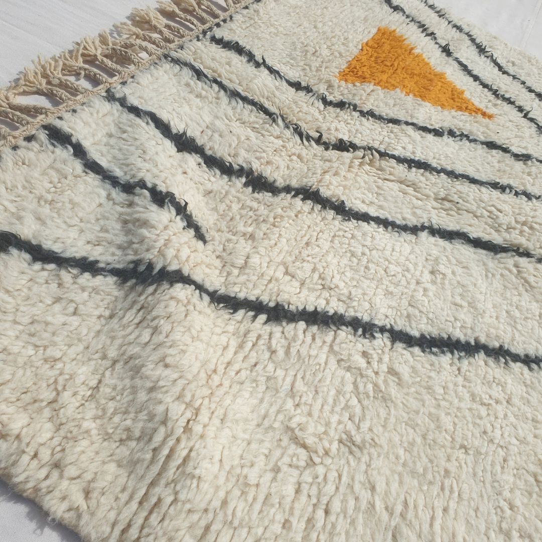Farnana - Ivory Beni Ourain Rug with Sweeping Charcoal Lines and Colour Block Accents - Handwoven Berber Carpet | 5'2"x7'2" Ft | 156x220 cm