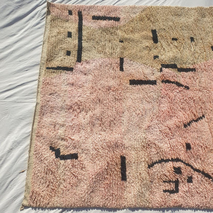Samli - Tapis Marocain 200x300 - Tapis Berbère Boujaad Beige Sable Rose Poudré Signes Tifinagh Fait Main en Laine | 192×295 cm