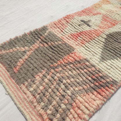 Tafena - Tapis de Couloir Marocain Etroit Rose et Orange aux Motifs Losanges Gris et Couleurs Patchwork - Tapis Berbere Tisse Main | 64x291 cm