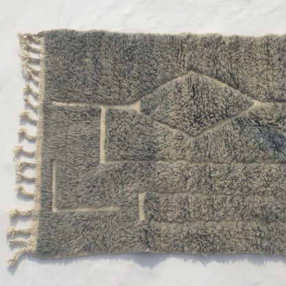 Minayta - Tapis d'Accent Beni Ouarain Gris Taupe avec Art de Ligne Architectural Abstrait - Petit Tapis Berbere Marocain | 100x145 cm