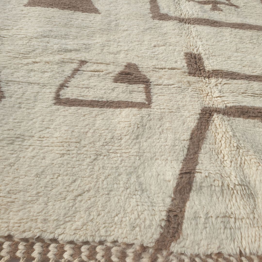 Amzada - Tapis Beni Ouarain avec Champ Ivoire et Symboles Berberes Eparpilles - Tapis Berbere Tisse Main | 207x303 cm