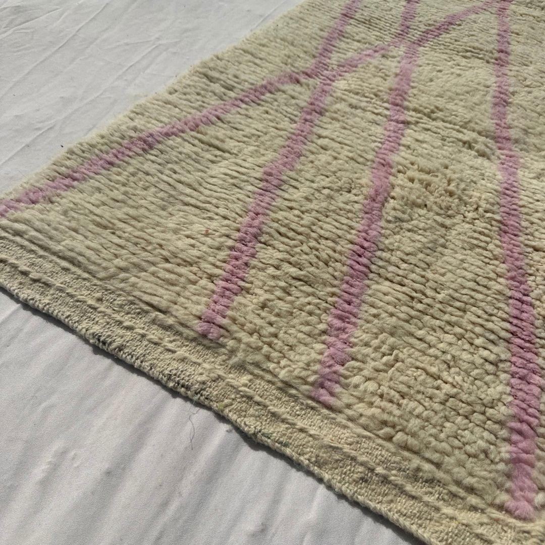 Tabaha - Cream Beni Ourain Runner Rug with Fine Pink Diamond Lattice Lines - Handwoven Berber Carpet | 2'5"x9'5" Ft | 75x287 cm