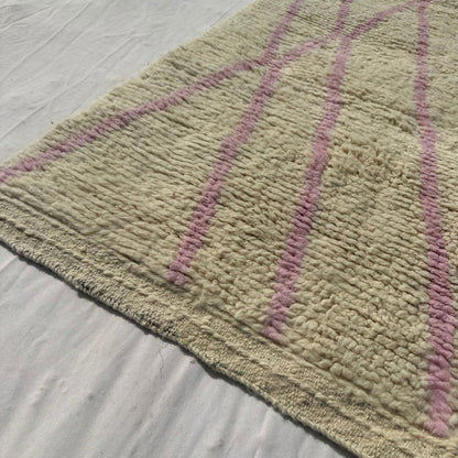 Tabaha - Cream Beni Ourain Runner Rug with Fine Pink Diamond Lattice Lines - Handwoven Berber Carpet | 2'5"x9'5" Ft | 75x287 cm
