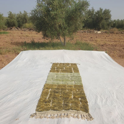 Tomania - Tapis de Couloir Beni Ouarain Vert Olive a la Mosaique de Briques - Tapis Berbere Tisse Main | 84x275 cm
