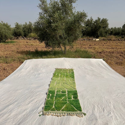 Molahna - Tapis de Couloir Beni Ouarain Vert Vif a la Mosaique de Facettes Lime et Vert Herbe - Tapis Berbere Tisse Main | 75x277 cm