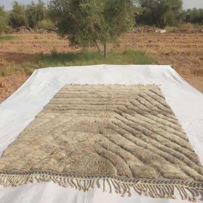 Stilma - Tapis Beni Ouarain Beige avec Motif Chevron Texture Rayonnant - Tapis Berbere Tisse Main | 215x300 cm