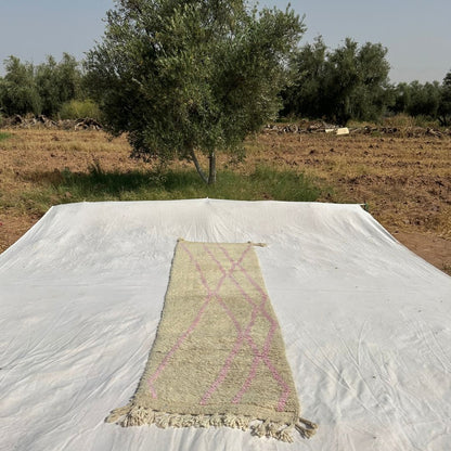 Tabaha - Cream Beni Ourain Runner Rug with Fine Pink Diamond Lattice Lines - Handwoven Berber Carpet | 2'5"x9'5" Ft | 75x287 cm
