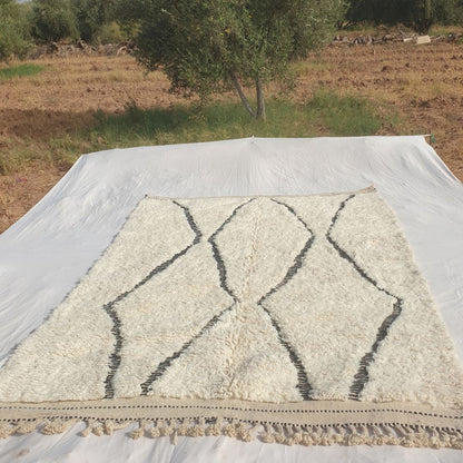 Dowazi - Classic Beni Ourain Diamond Rug with Ivory Field and Charcoal Lattice - Handwoven Berber Carpet | 6'9"x9'5" Ft | 208x289 cm