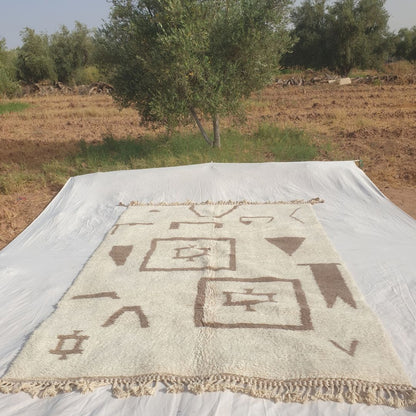 Amzada - Tapis Beni Ouarain avec Champ Ivoire et Symboles Berberes Eparpilles - Tapis Berbere Tisse Main | 207x303 cm