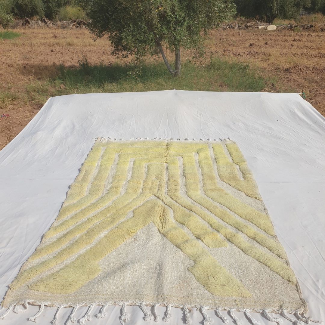 Tahadi - Tapis Beni Ouarain Ombre Vert Jaune au Poil Chevron en Relief sur Fond Creme - Tapis Berbere Tisse Main | 160x232 cm