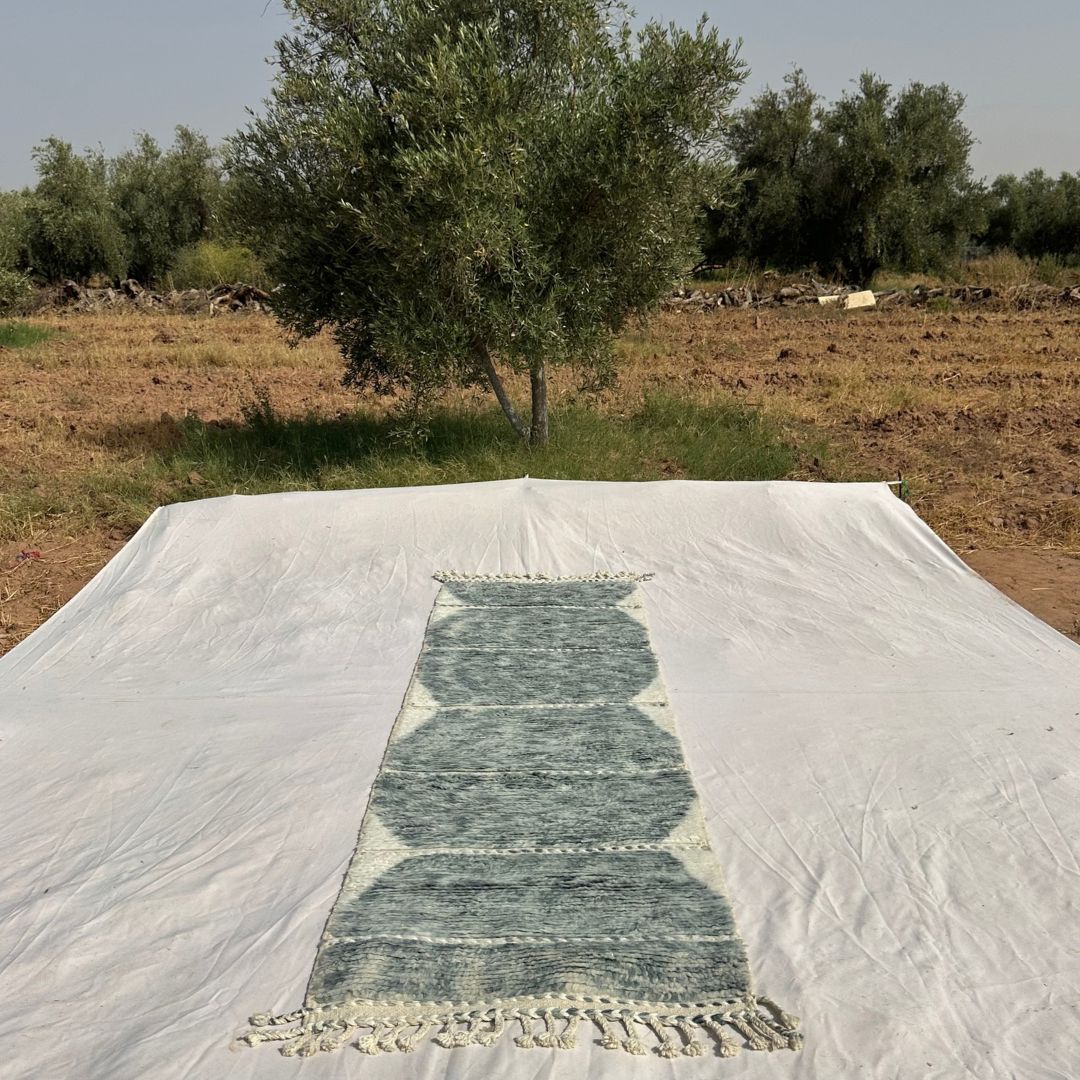 Samfna - Tapis de Couloir Beni Ouarain Gris Sauge aux Carreaux Hexagonaux Empiles sur Fond Creme - Tapis Berbere Tisse Main | 85x304 cm
