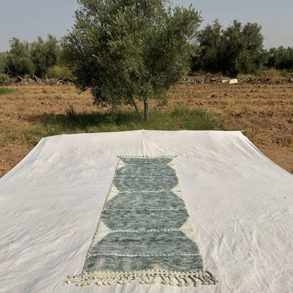 Samfna - Tapis de Couloir Beni Ouarain Gris Sauge aux Carreaux Hexagonaux Empiles sur Fond Creme - Tapis Berbere Tisse Main | 85x304 cm