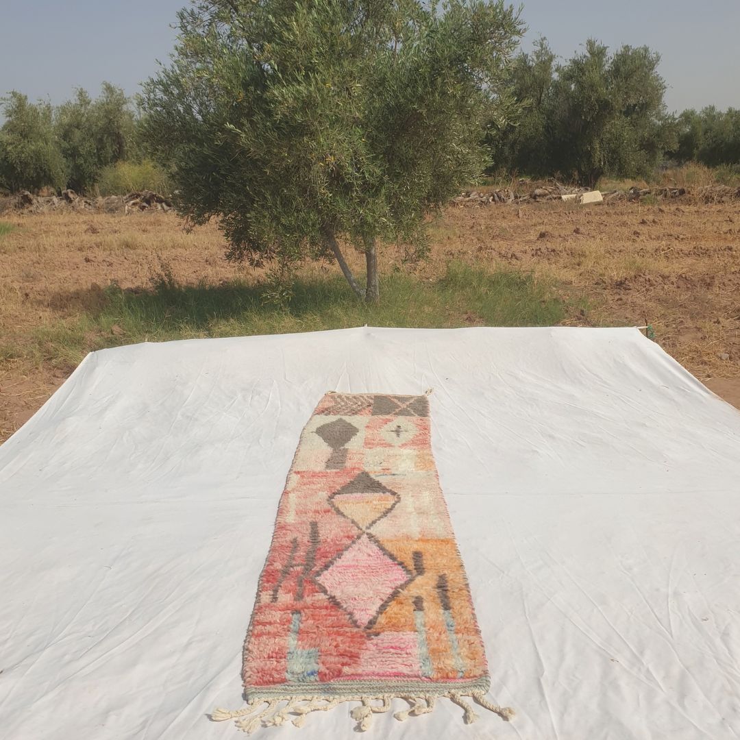 Tafena - Tapis de Couloir Marocain Etroit Rose et Orange aux Motifs Losanges Gris et Couleurs Patchwork - Tapis Berbere Tisse Main | 64x291 cm