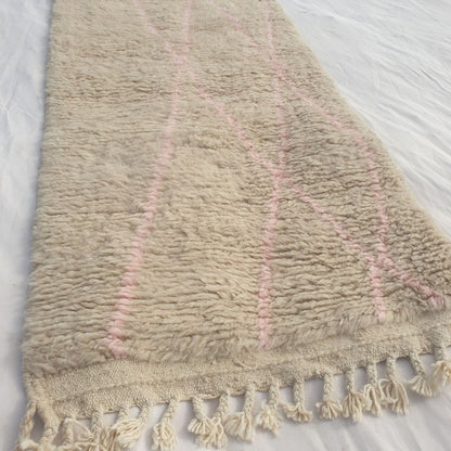 Cotya - Ivory Beni Ourain Runner Rug with Sparse Pink Diagonal Lines - Minimalist Moroccan Berber Hallway Carpet | 2'9"x9'3" Ft | 84x284 cm - OunizZ