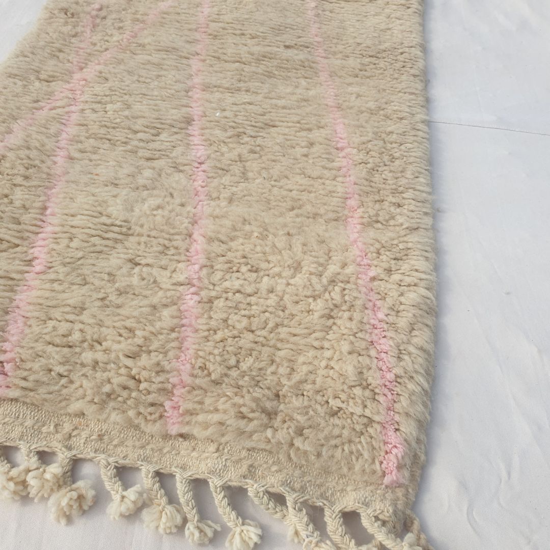 Cotya - Ivory Beni Ourain Runner Rug with Sparse Pink Diagonal Lines - Minimalist Moroccan Berber Hallway Carpet | 2'9"x9'3" Ft | 84x284 cm - OunizZ