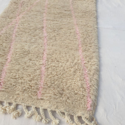 Cotya - Ivory Beni Ourain Runner Rug with Sparse Pink Diagonal Lines - Minimalist Moroccan Berber Hallway Carpet | 2'9"x9'3" Ft | 84x284 cm - OunizZ