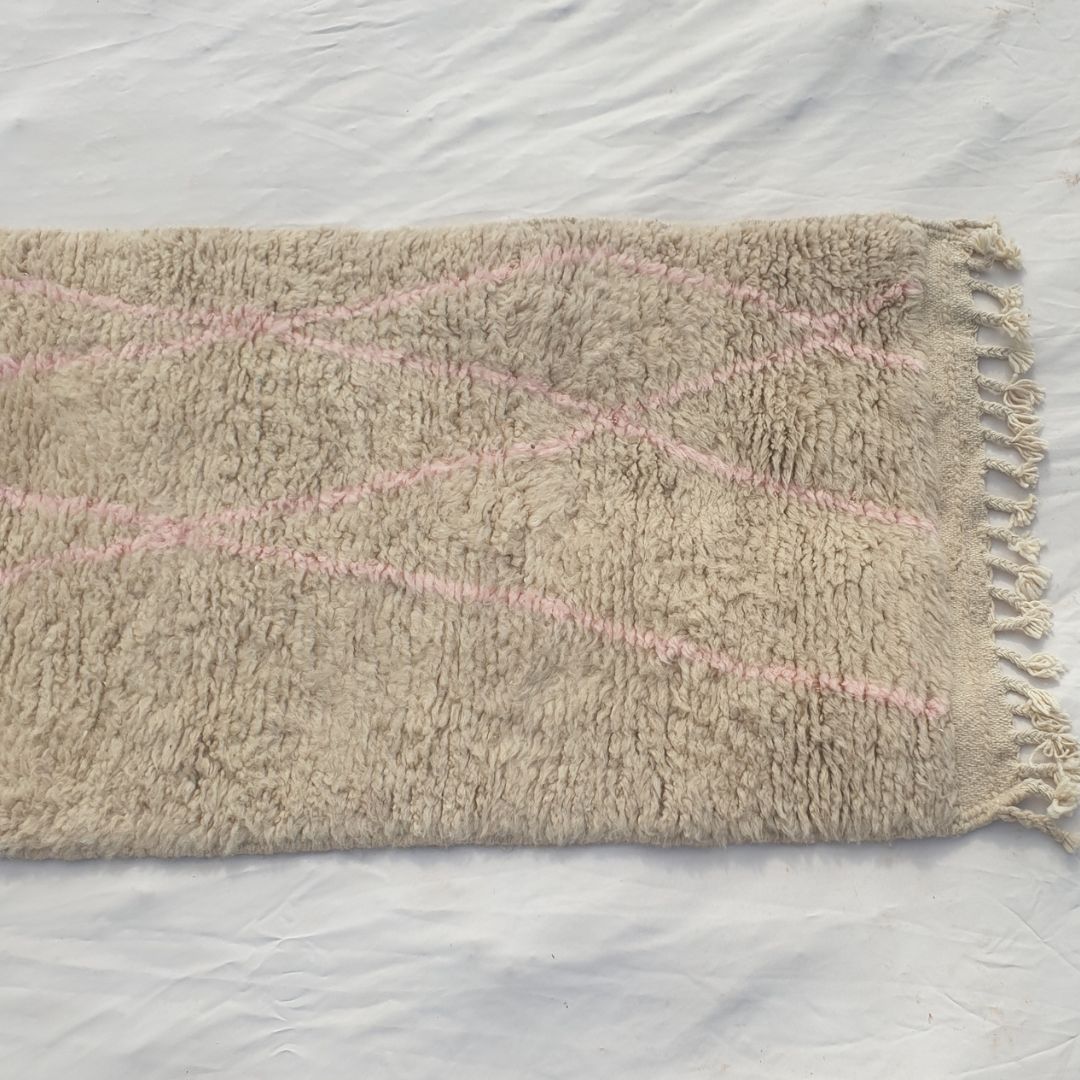 Cotya - Ivory Beni Ourain Runner Rug with Sparse Pink Diagonal Lines - Minimalist Moroccan Berber Hallway Carpet | 2'9"x9'3" Ft | 84x284 cm - OunizZ