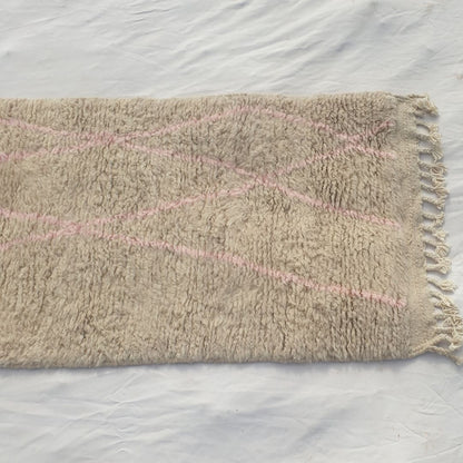 Cotya - Ivory Beni Ourain Runner Rug with Sparse Pink Diagonal Lines - Minimalist Moroccan Berber Hallway Carpet | 2'9"x9'3" Ft | 84x284 cm - OunizZ