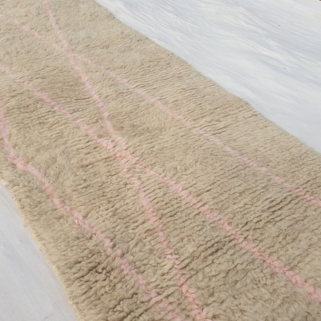 Cotya - Ivory Beni Ourain Runner Rug with Sparse Pink Diagonal Lines - Minimalist Moroccan Berber Hallway Carpet | 2'9"x9'3" Ft | 84x284 cm - OunizZ