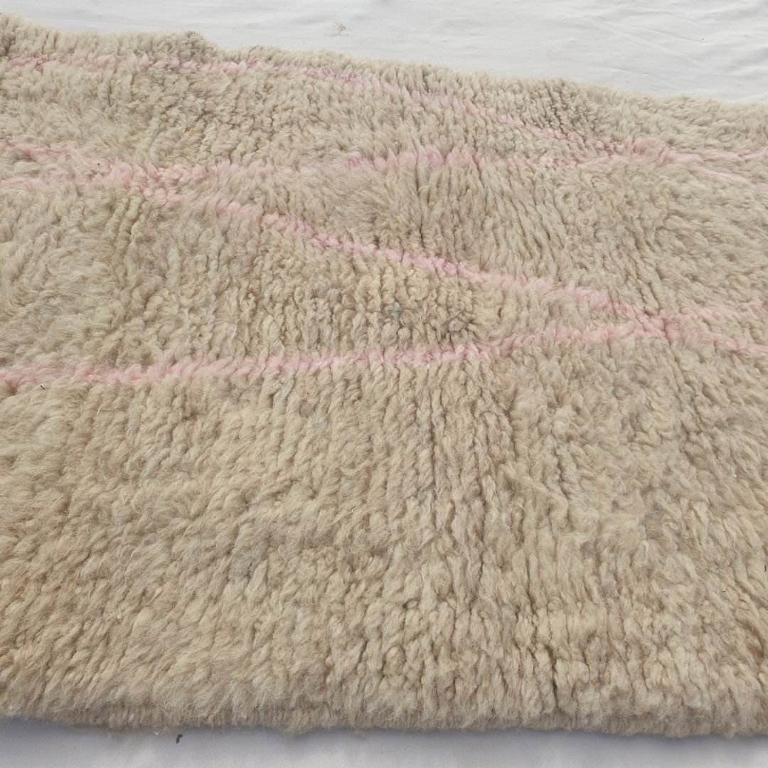 Cotya - Ivory Beni Ourain Runner Rug with Sparse Pink Diagonal Lines - Minimalist Moroccan Berber Hallway Carpet | 2'9"x9'3" Ft | 84x284 cm - OunizZ