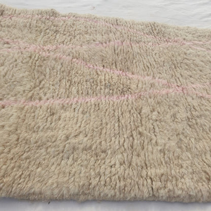 Cotya - Ivory Beni Ourain Runner Rug with Sparse Pink Diagonal Lines - Minimalist Moroccan Berber Hallway Carpet | 2'9"x9'3" Ft | 84x284 cm - OunizZ