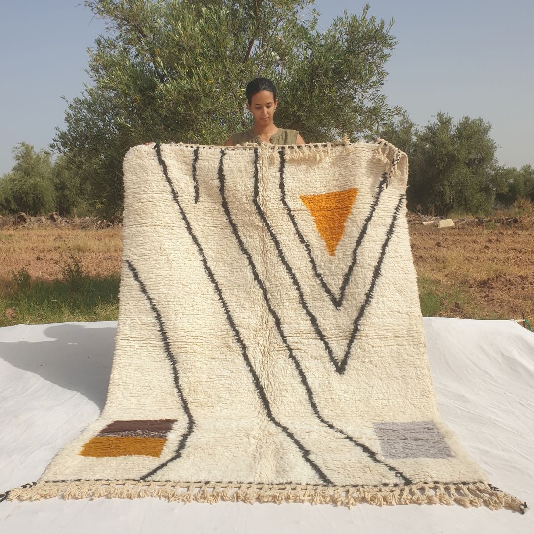 Farnana - Ivory Beni Ourain Rug with Sweeping Charcoal Lines and Colour Block Accents - Handwoven Berber Carpet | 5'2"x7'2" Ft | 156x220 cm - OunizZ