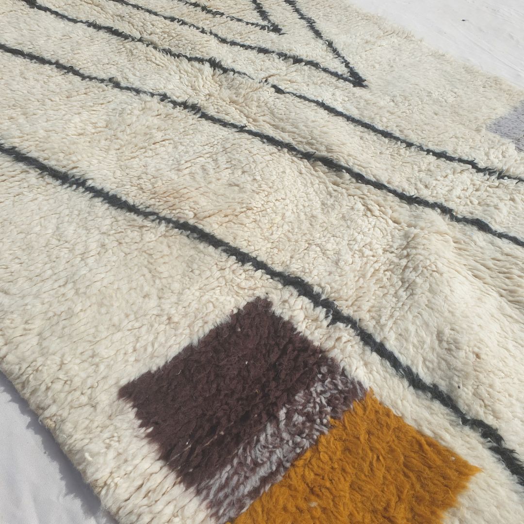 Farnana - Ivory Beni Ourain Rug with Sweeping Charcoal Lines and Colour Block Accents - Handwoven Berber Carpet | 5'2"x7'2" Ft | 156x220 cm - OunizZ