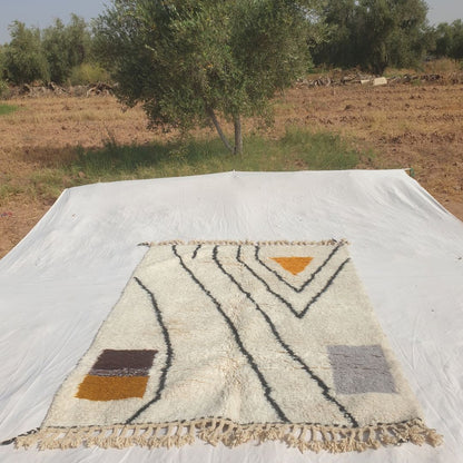 Farnana - Ivory Beni Ourain Rug with Sweeping Charcoal Lines and Colour Block Accents - Handwoven Berber Carpet | 5'2"x7'2" Ft | 156x220 cm - OunizZ
