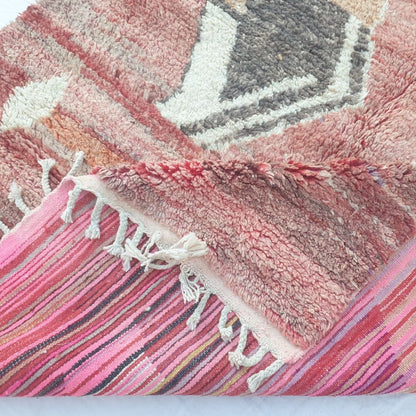 Hand-knotted fringe and border of 6x9 vintage Boujad Moroccan rug in warm red and pink tones