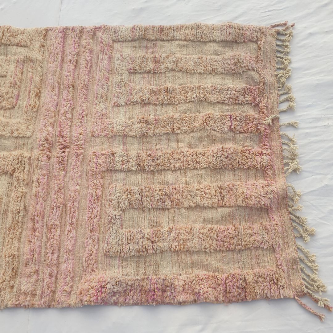 Nayra - Dusty Rose Pink Beni Ourain Rug - Geometric Maze Rectangular Key Pattern Moroccan Berber Carpet | 4'10"x7'9" Ft | 148x237 cm - OunizZ