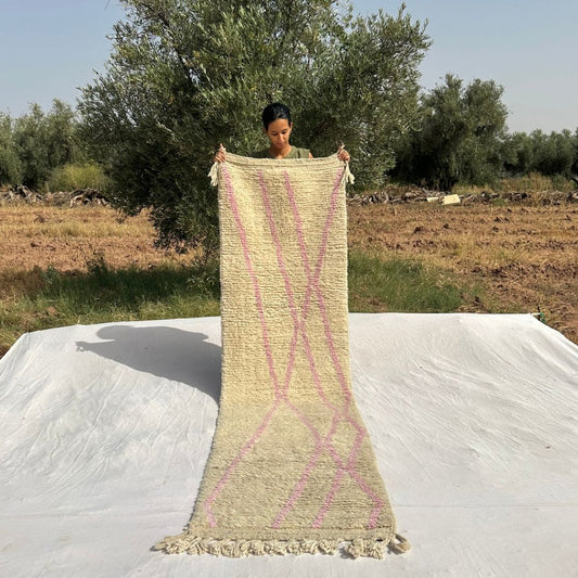 Tabaha - Cream Beni Ourain Runner Rug with Fine Pink Diamond Lattice Lines - Handwoven Berber Carpet | 2'5"x9'5" Ft | 75x287 cm - OunizZ
