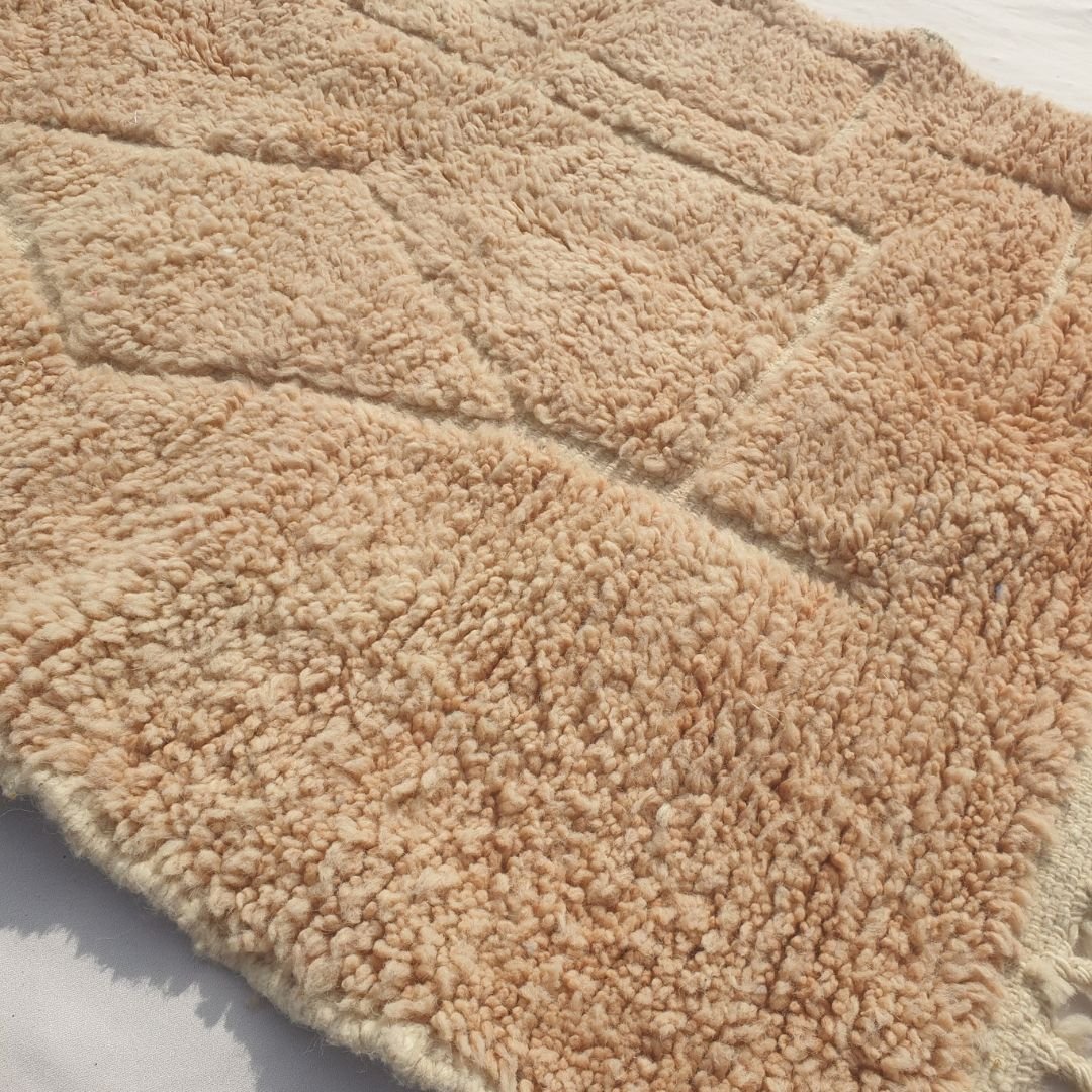 Wynona - Beige Beni Ourain Accent Rug with Carved Diamond and Rectangular Relief - Small Moroccan Berber Carpet | 3'5"x4'9" Ft | 104x144 cm - OunizZ