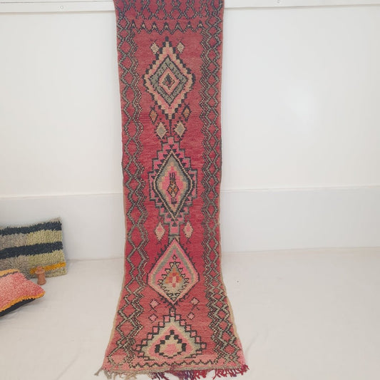 Moroccan VINTAGE Red Runner Rug | 9'6x2'5 Ft | 2,94x0,76 m | HONAN | 100% wool handmade - OunizZ